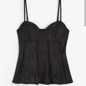 Hm korsett topp - En bustier topp ifrån hm! Superfin nu till varmare väder💘 storlek xs