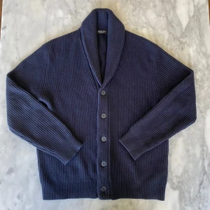 Massimo dutti Kashmir och ull cardigan  - Skick: 8,5/10  Märke: Massimo dutti   Storlek: M   Färg: Mörkblå  ✅Tar även byten på allt 