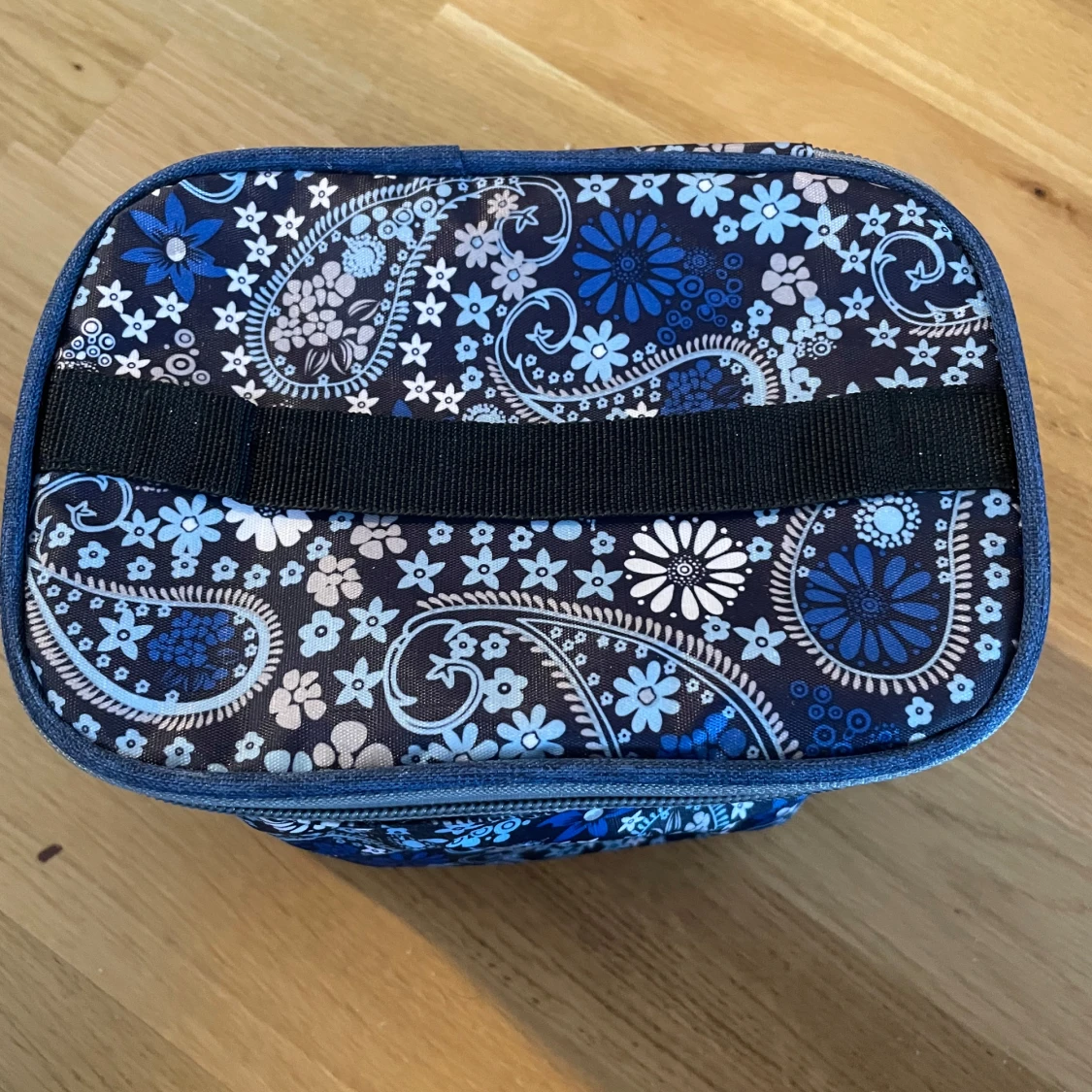 Blommig blå och svart necessär