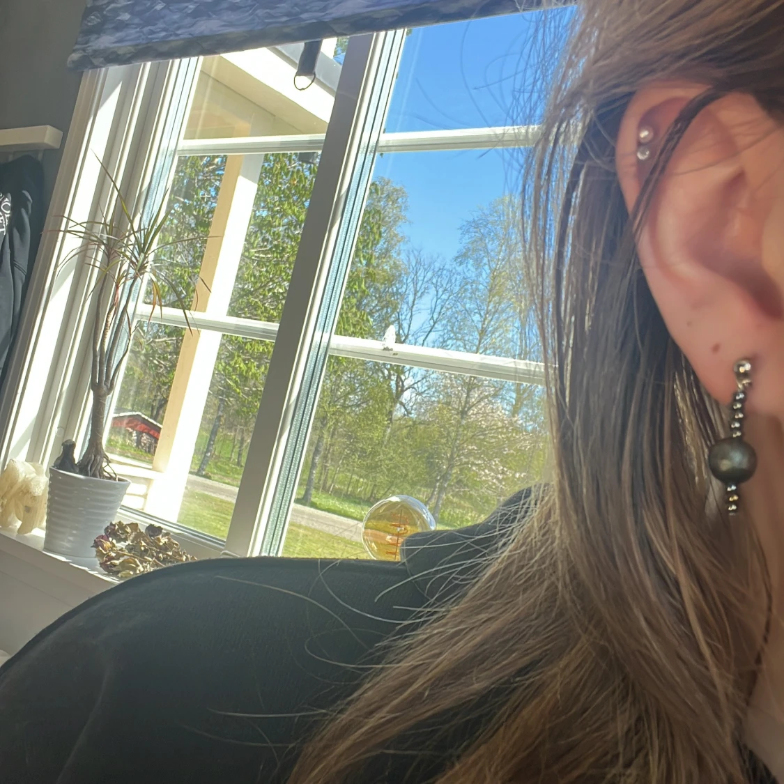 Silvriga örhängen med svarta pärlor - 2