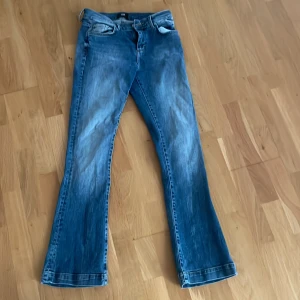 Blå bootcut jeans från LTB - Säljer ett par klassiska blå bootcut jeans från ltb i storlek W28 L 32 lite sönder som man ser där i sista bilden men inget man tänker på ❤️