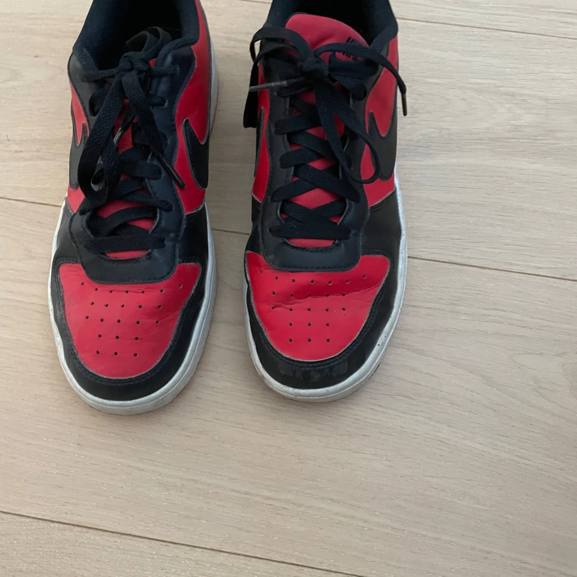 Nike sneakers i rött och svart