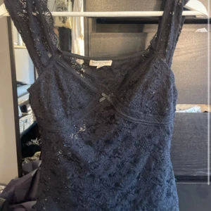 Svart spetslinne från Drôle de Copine - Jättefint svart spets topp! I storlek S/M men sitter mer som en XS! Jättefin till många olika tillfällen💗