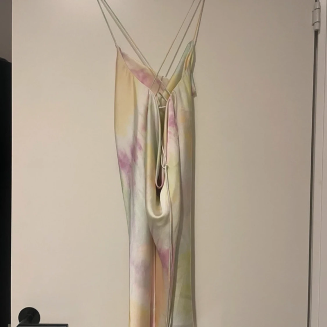 Pastellfärgad tie-dye kortklänning med öppen rygg - 3