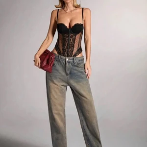 Svart body - Säljer en svart body med tunna axelband. Perfekt för att styla med jeans eller kjol. Aldrig använd då den inte passade. Välj gärna instabox