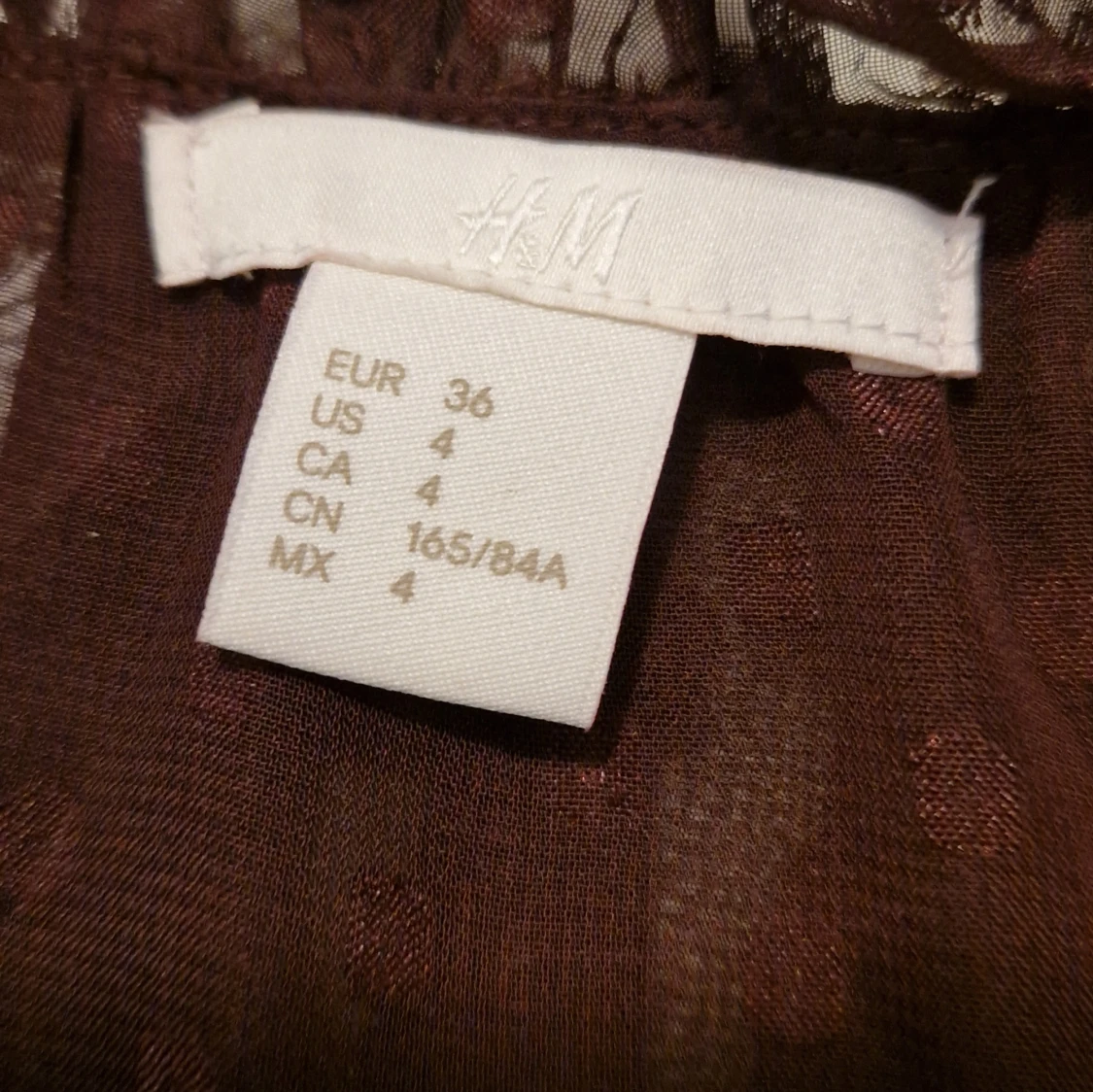 Vinröd prickig klänning med volang från H&M - 2