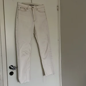 Vita jeans med tyliga sömmer - Vita jeans storlek 36 men jag uppfattar dem små, köpta utomlands.🤍 använda väldigt fåtal gånger