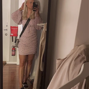 Nakd klänning - Klänning från Nakd endast använd en gång! Skriv för bilder på!