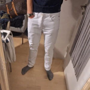 Vita Acne Studios jeans - Säljer ett par vita Acne  jeans med rak passform och klassisk femficksdesign. Byxorna har normal midja, dragkedja och knapp framtill. Perfekta för en clean och stilren look. 8/10 skick