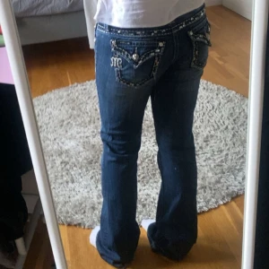 Bootcut från Miss Me med detaljer - Midjemått rakt över=38cm och innerbenslängd= 79cm