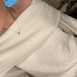 Off shoulder tröja  - En superfin off shoulder tröja som inte används längre,obs lite nopprig men det förstör inte själva tröjan! 💕