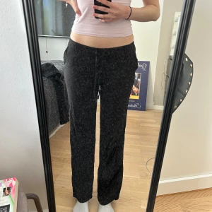 H&M linnebyxor - Lågmidjade linnebyxor från H&M i jättefint skick! Säljer då de är för korta för mig:( Pris kan diskuteras! Passar mig som vanligtvis har 36/S i byxor eftersom de är väldigt stretchiga. Perfekt till sommaren!