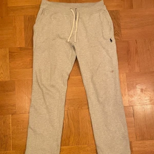Grå mjukisbyxor från Polo Ralph Lauren - Grå mjukisbyxor från Ralph lauren, dem är väldigt sköna extremt bra skick ocks. Nypris kostar dessa 1200 kronor men jag säljer dem extremt billigt för bara 250 kronor. Dem är i storlek S. vid frågor är det bara fråga, priset kan diskuteras vid snabb köp:)
