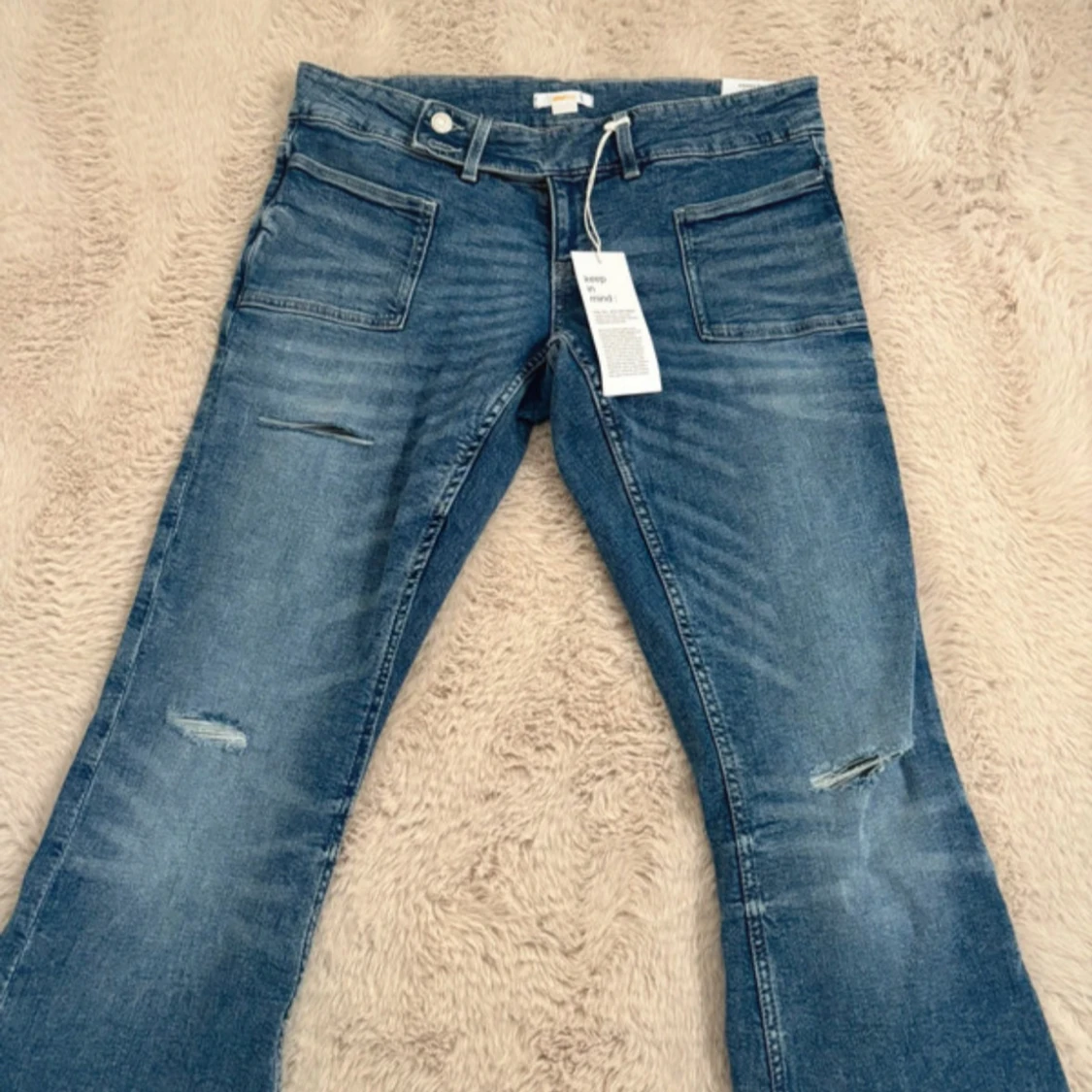 Blå bootcut jeans med slitningar - 1