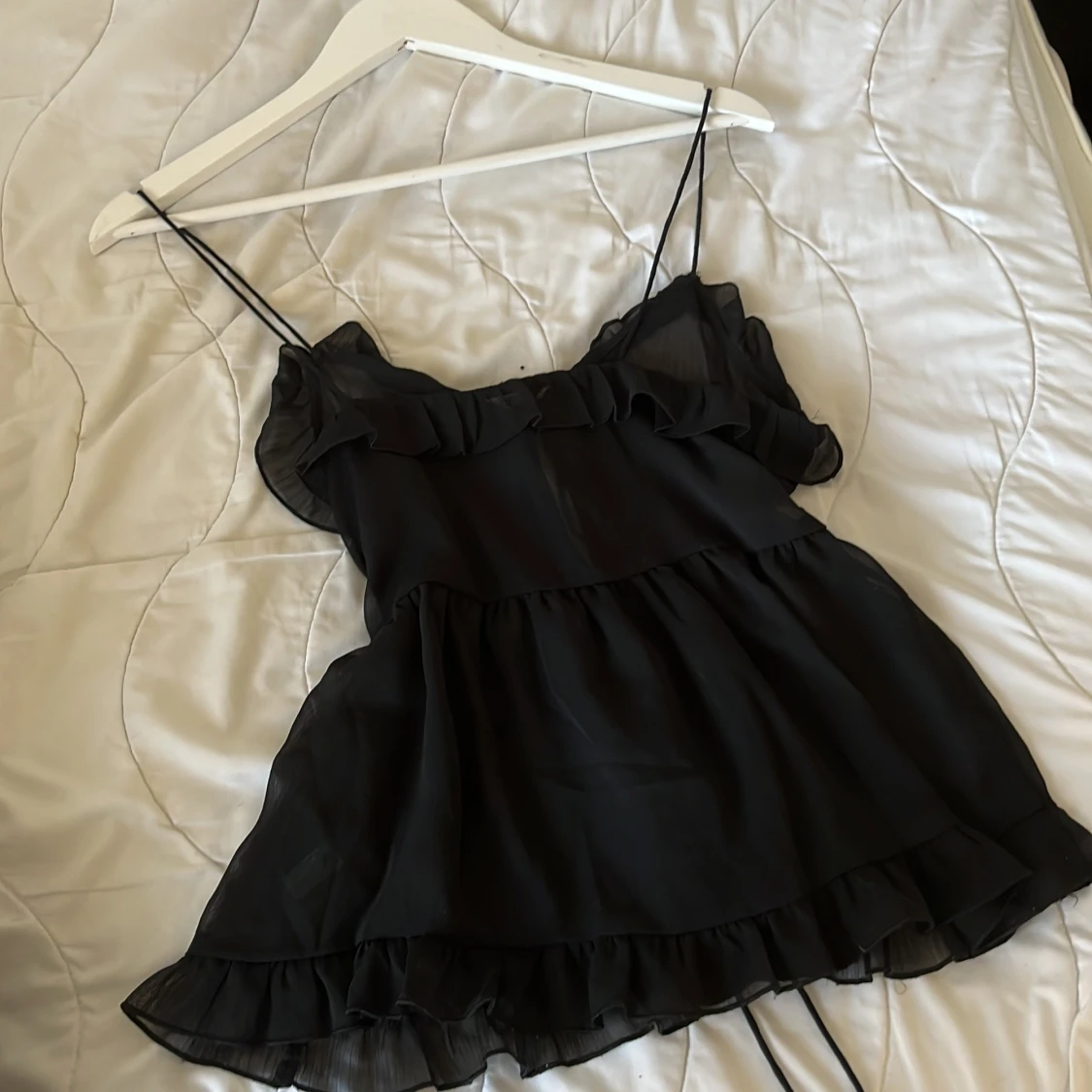 Svart volangtopp med knytband - 3