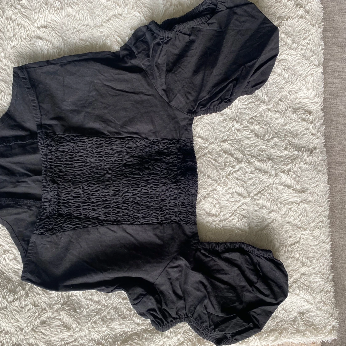 Svart croppad blus med puffärmar - 3