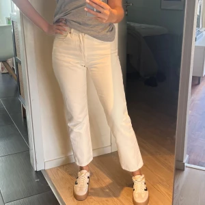 Vita jeansbyxor Levis 501 25x27 - Säljer ett par klassiska vita Levis 501 jeans med rak passform och hög midja. Byxorna har fem fickor, knappgylf och är tillverkade i kraftig bomull. Perfekta till många olika outfits och ger en fräsch look.