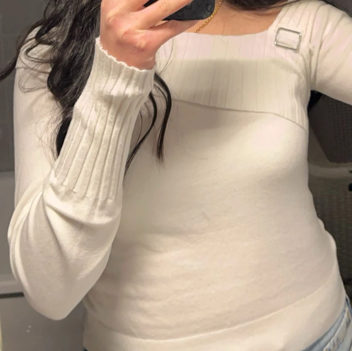 Biały top z długim rękawem i klamrą - 1