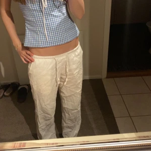 Vita linnebyxor  - Säljer ett par vita linne byxor med loose fit och normal passform. Dessa har också blivit för små men är väldigt fina och sköna 
