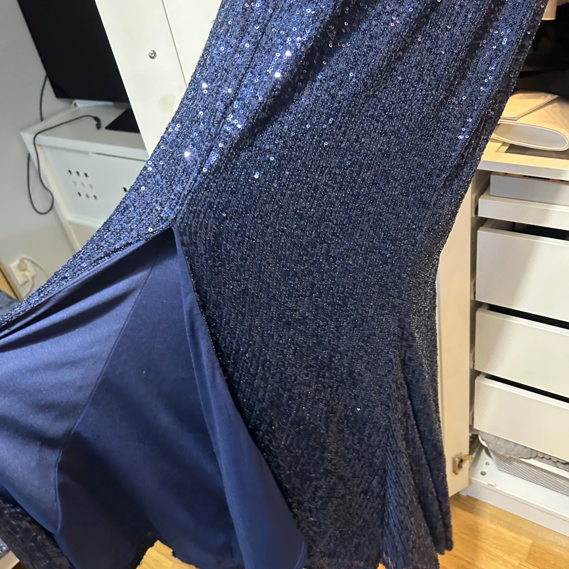 Mörkblå glittrig långklänning oneshoulder - 3