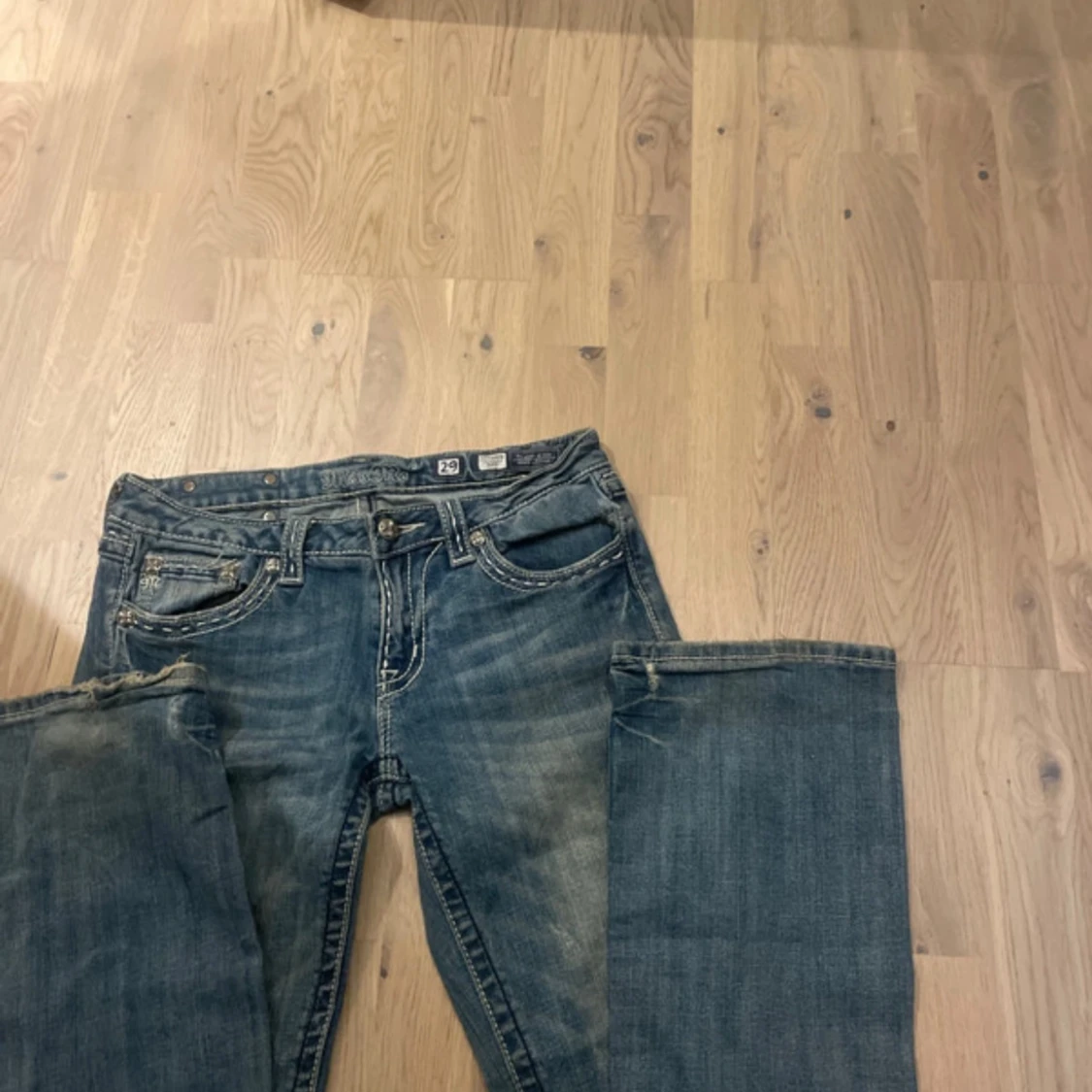 Miss Me jeans med slitningar och broderade bakfickor - 4