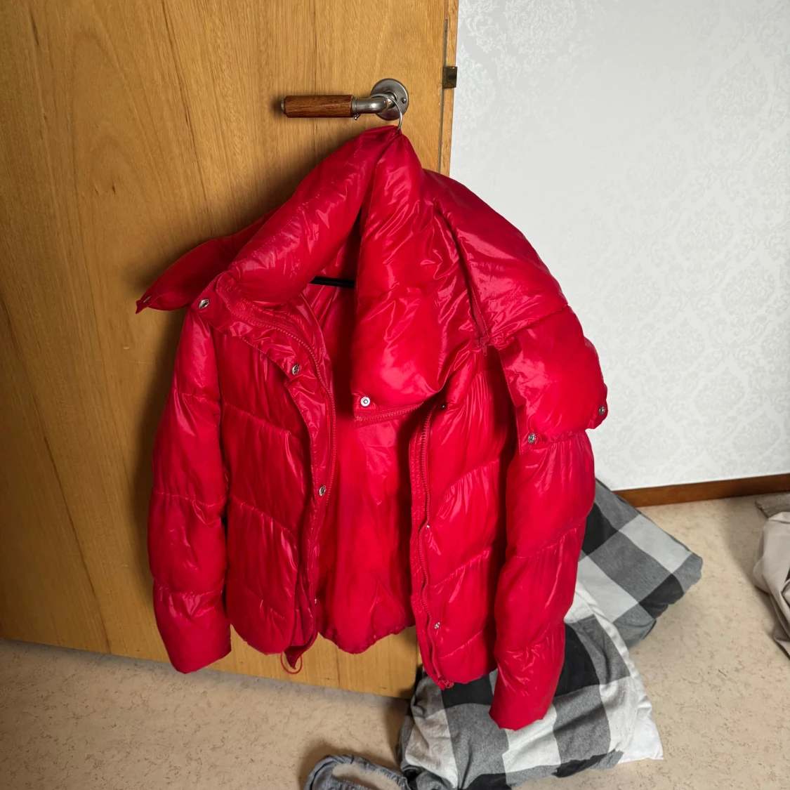 Röd pufferjacka från BikBok 