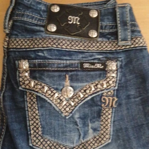 Snygga omsyda miss me jeans - Miss me jeans med omsyda vid benen till en perfekt bot cut