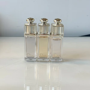 Dior parfym miniatyrflaskor - Tre eleganta miniatyrflaskor parfym från Dior. Perfekt för att testa olika dofter eller ha med i väskan. Aldrig använda💖💛