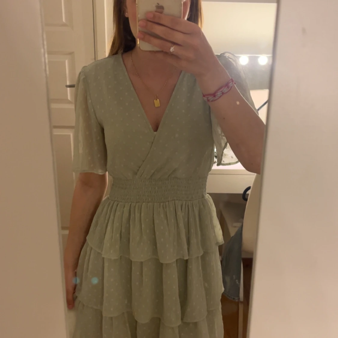 Somrig grön klänning med volanger
