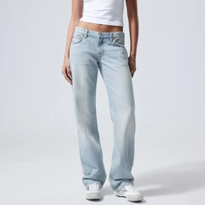 ljusblå jeans  - Säljer ett par ljusblå jeans från Weekday i modellen Arrow straight jeans (dem är lite mörkare i verkligheten). Jeansen har låg midja och är i helt nytt skick, då dem var för små för mig. Nypris är 590kr och jag säljer för 400kr