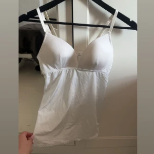 Vit linnetopp  - Säljer en vit topp från jsfnprivate i storlek 75b, hör av er vid frågor💕säljer en likadan i svart.