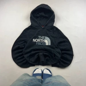The north face hoodie - Säljer en jätte snygg north face hoodie i bra skick. Säljer den för att den har blivit för liten. Skriv till mig vid frågor. Priset är inte hugget i sten vid snabb affär 