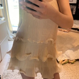 Volangklänning ljusrosa/beige  - Den är mer ljusrosa i verkligheten 