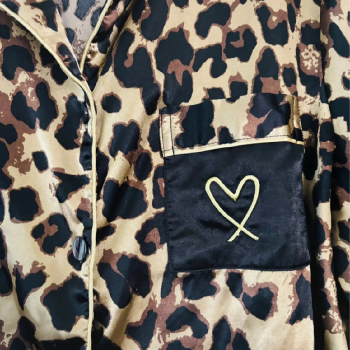Leopardmönstrad pyjamasskjorta i satin - 1