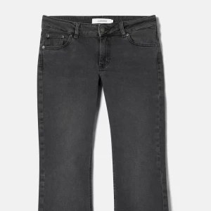 Grå bootcut jeans - Säljer ett par klassiska gråa bootcut jeans från junkyard. Endast använda ett fåtal gånger, säljer pga att de är förstora för mig. Nypris 599kr. Midjemått enligt hemsidan:79cm. Skriv till mig för fler bilder!