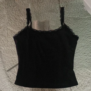 Linne med spets - Säljer ett helt nytt linne med spets perfekt för sommaren, inga defekter helt ny!! Kan posta samma dag som köpet genomförs!💗💗 Passar mig som bär S men även för XS