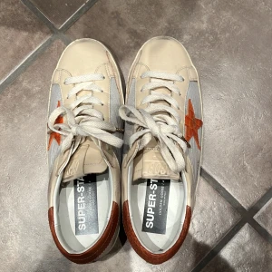Golden goose sneakers  - Endast använda vid ett tillfälle, skriv om du har några frågor (skolåda tillkommer)