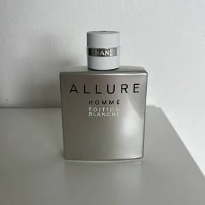 Chanel allure homme edition blanche edp 50ml - Säljer min chanel allure homme edition blanche edp 50ml och har använt cirka 3ml.