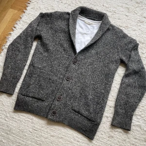 Stickad Cardigan - Säljer nu denna sjukt unika koftan i en galet snygg colorway! | Storlek M passar även S | Hör av dig vid frågor! /👑