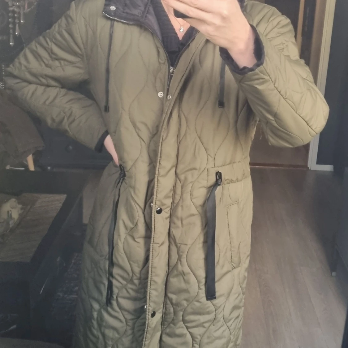 Olivgrön quiltad lång jacka med dragkedja