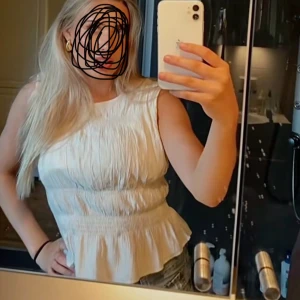 blus med volang - Säljer en söt vit blus med volang och skrynkliga detaljer. Perfekt att styla med jeans eller kjol nu till sommaren. Den är från hm men går inte längre att köpa. 