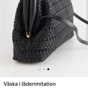 Svart flätad axelväska i läderimitation Lindex  - SÖKER!!!