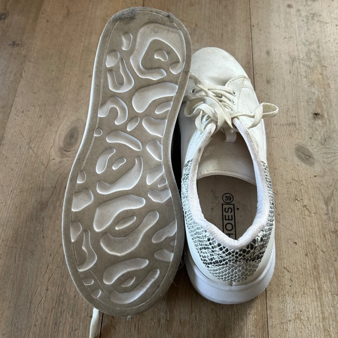 Vita sneakers med ormmönstrad detalj - 1