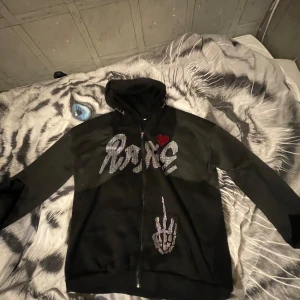 Säljer en bling bling Hoodie  - Svart hoodie med dragkedja och huva. Nypris 1099 säljer för 200 kr aldrig använt 