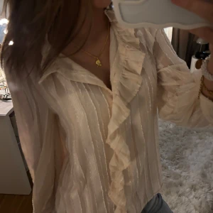 Blus  - Absolut finaste blusen jag säljer!!💖💖Beige/rosa färg