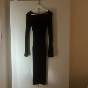 Ribbad klänning  - Säljer denna svarta ribbade klänningen från Gina. Den är i väldigt fint skick och knappt använd