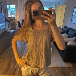 Beige linnetopp från Wera - Säljer denna beige linnetopp från Wera🩷 Den är väldigt sparsamt använd och skulle kunna gå ner i pris lite för en snabb affär🫶🏼🥰