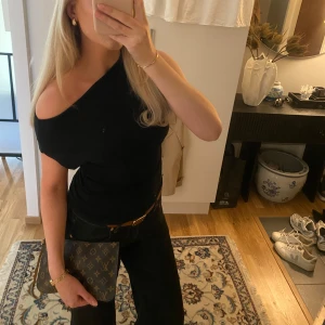 Supersnygg off shoulder topp - Supersnygg off shoulder topp som man kan ha på lite olika sätt!💗