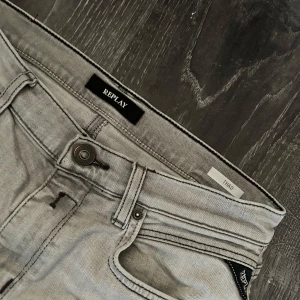 Replay ljusgrå jeans modell Thad - Säljer ett par ljusgrå jeans från Replay med klassisk passform, modell Thad. Jeansen har raka ben och normal passform. Dessa jeans passar om du är i den yngre målgruppen, längd på jeansen är 166cm.  