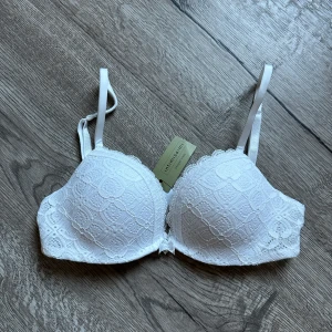 Intimissimi bh - Säljer 4 intimissimi bh:ar i samma modell och storlek men olika färger. Köpte 4 olika färger för jag tyckte om modellen men har insett att jag helt enkelt trivs bättre utan bh så 3 av dem kom aldrig till användning och har prislapparna kvar och den fjärde använde jag en gång så även den är i nyskick. Köpte dem för 369kr styck och med tanke på att de är helt i nyskick så tänker jag inte gå lägre än 350kr styck. Modellen heter ”Silvia pushup-behå i spets” men verkar inte finnas kvar på hemsidan. 
